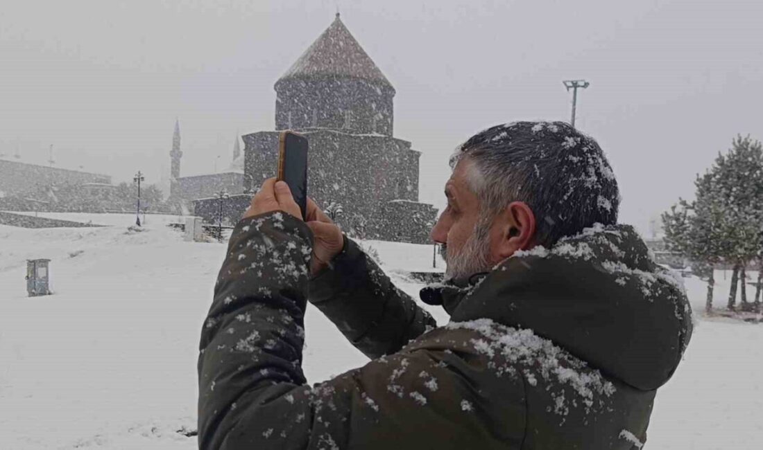 Meteorolojinin uyarısının ardından Kars’ta akşam saatlerinde başlayan yoğun kar yağışı