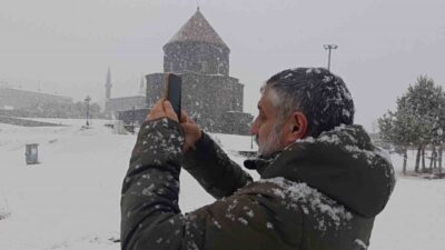 Meteorolojinin uyarısının ardından Kars’ta akşam saatlerinde başlayan yoğun kar yağışı