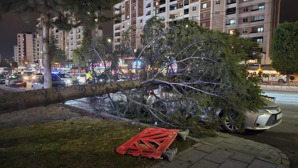 Meteoroloji 7. Bölge Müdürlüğü’nden yapılan açıklamada, kentte kuvvetli rüzgar ve