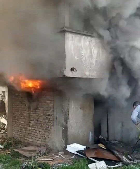 Bursa’da metruk bir bina alev alev yandı. Vatandaşların hortumla müdahale