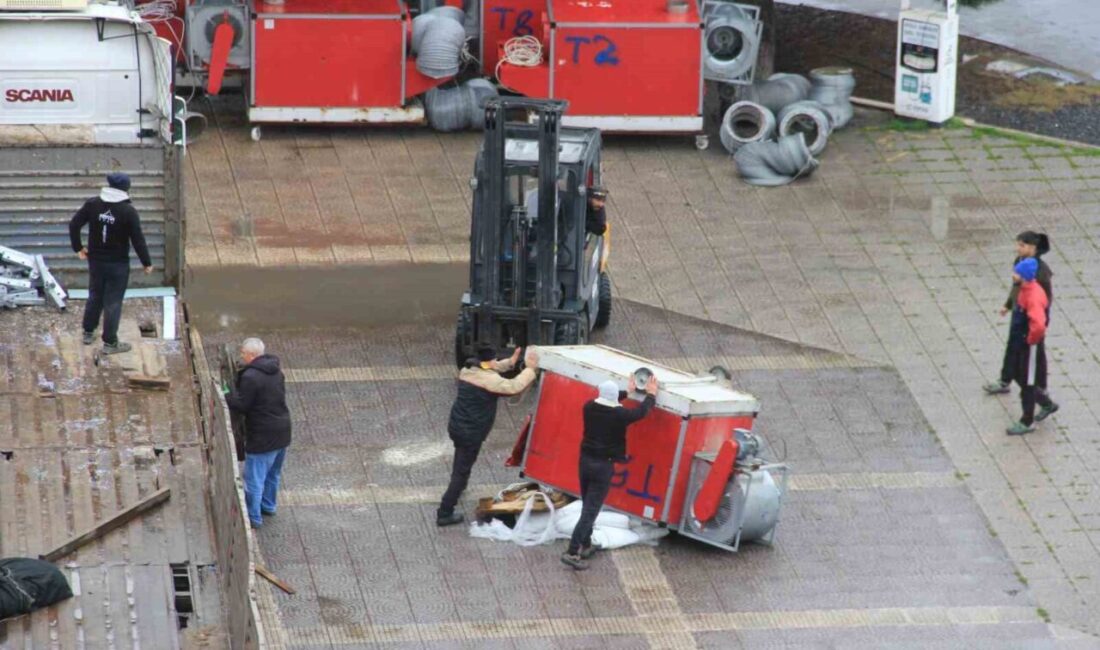 Samsun Cumhuriyet Meydanı’nda tırdan indirilen havalandırma ünitesinin devrilmesi paniğe neden