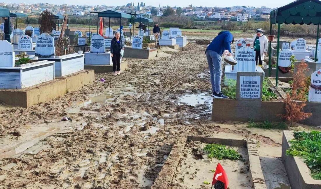 Adana’da yaşanan selde zarar gören Buruk Mezarlığı’nda suların çekilmesiyle birlikte
