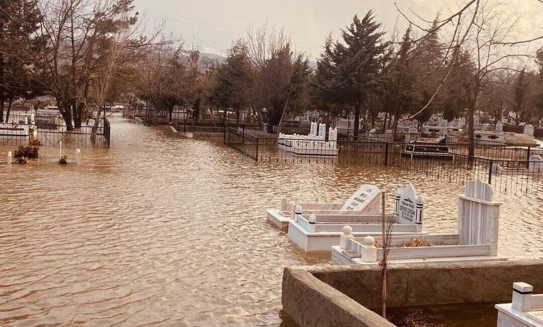 Adıyaman’ın Gölbaşı ilçesinde bir mezarlık yağışlardan dolayı sular altında kaldı.