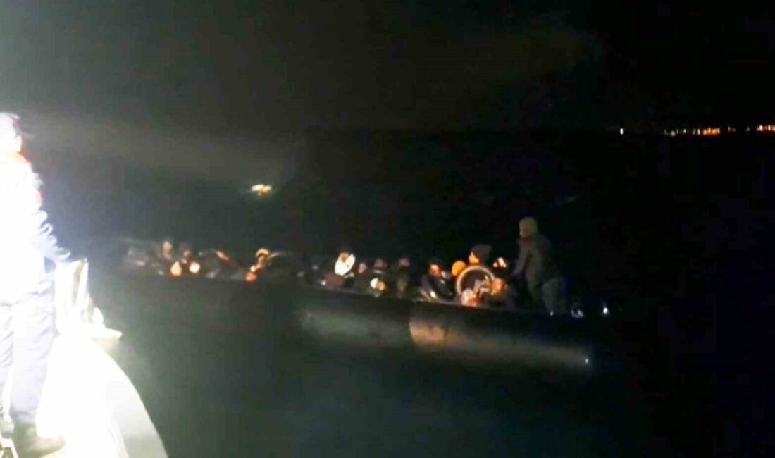 Muğla’nın Milas ilçesi a açıklarında hareket halindeki lastik bot içinde