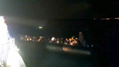 Muğla’nın Milas ilçesi a açıklarında hareket halindeki lastik bot içinde