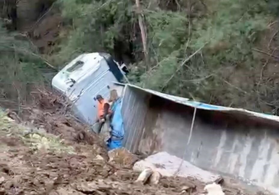 Muğla’nın Milas ilçesinde meydana gelen trafik kazasında kontrolden çıkan bir