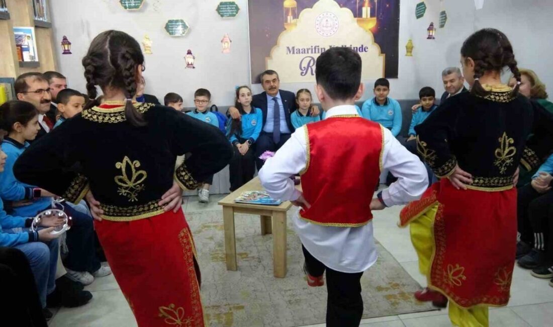 Milli Eğitim Bakanı Yusuf Tekin, Artvin’de öğrencilerle buluştu. Milli Eğitim