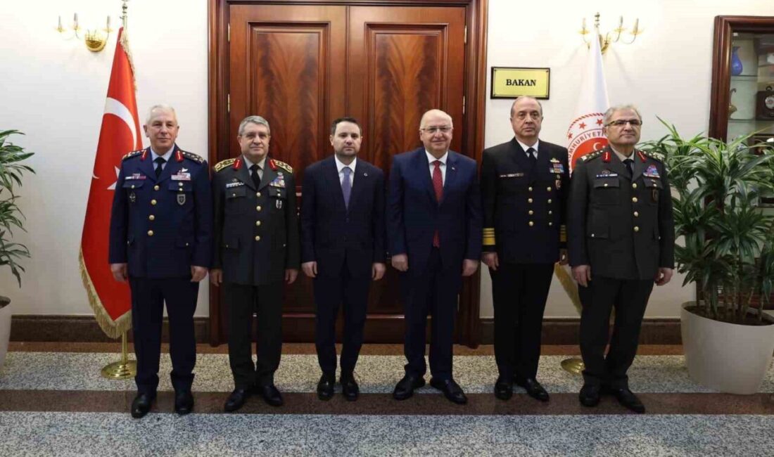 Milli Savunma Bakanı Yaşar Güler ve beraberindeki heyet, Adalet Bakanı