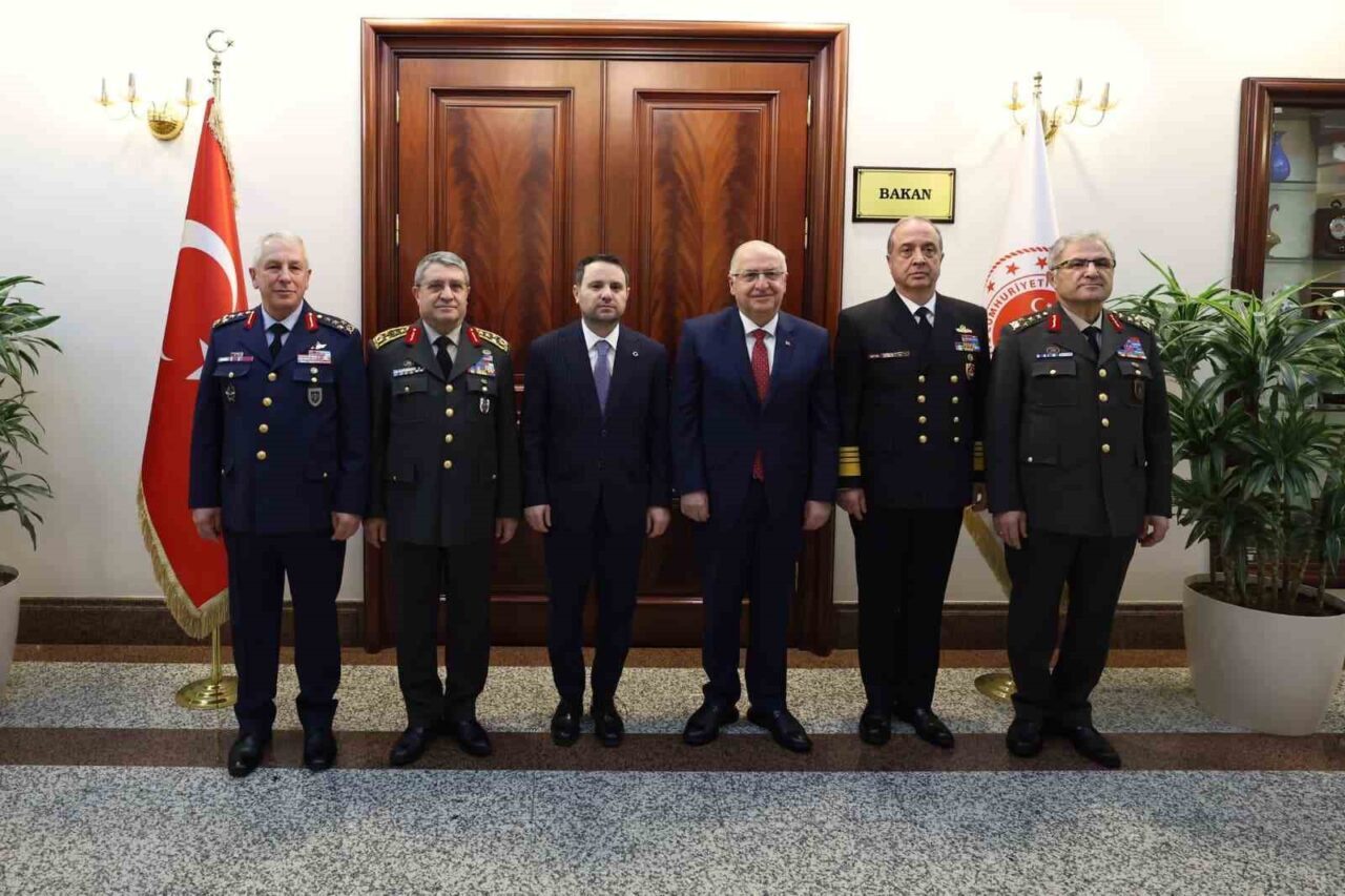 Milli Savunma Bakanı Yaşar Güler ve beraberindeki heyet, Adalet Bakanı