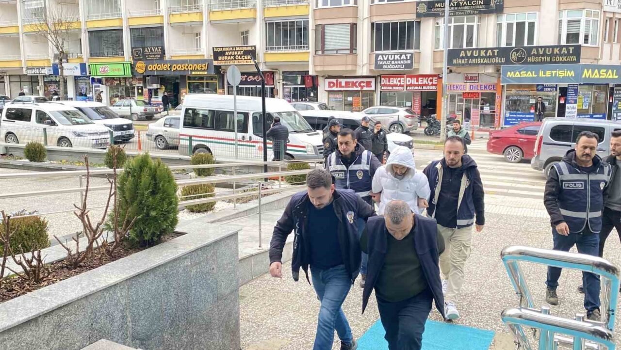Kendilerini polis ve savcı olarak tanıtarak toplam 139 milyon TL