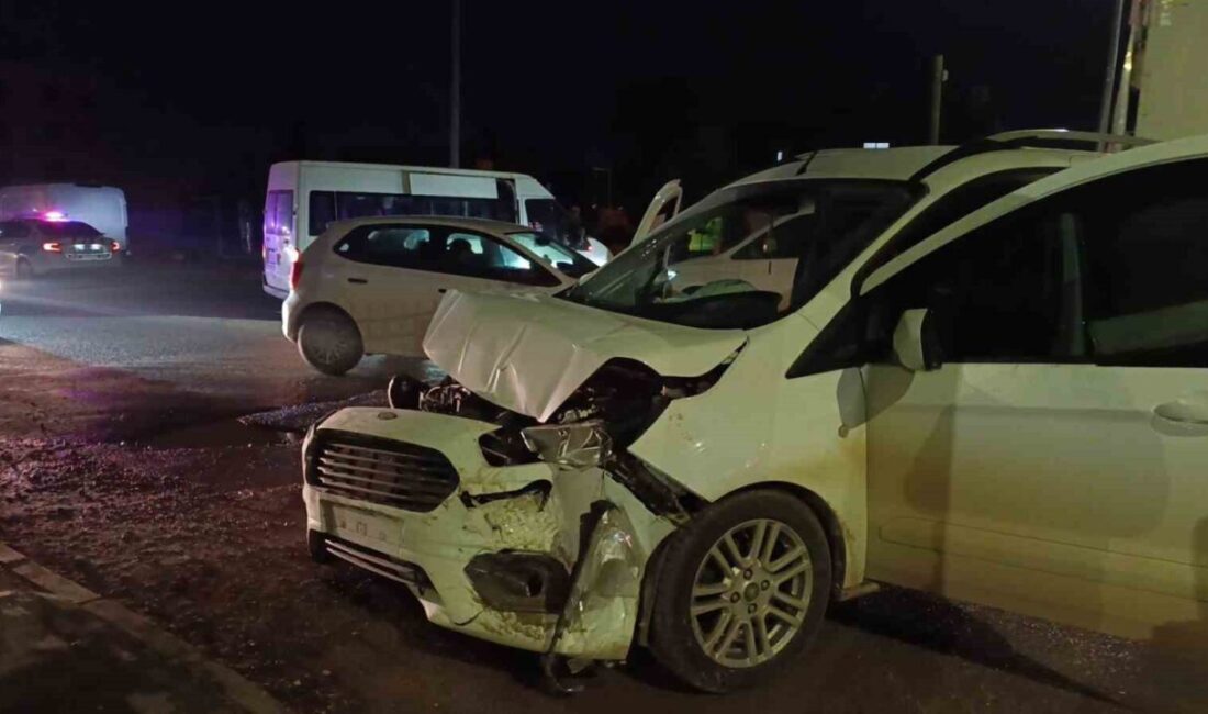 Adıyaman’da minibüs ile hafif ticari aracın çarpışması sonucu meydana gelen
