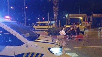 Adana’nın Kozan ilçesinde minibüs ile otomobilin çarpışması sonucu meydana gelen