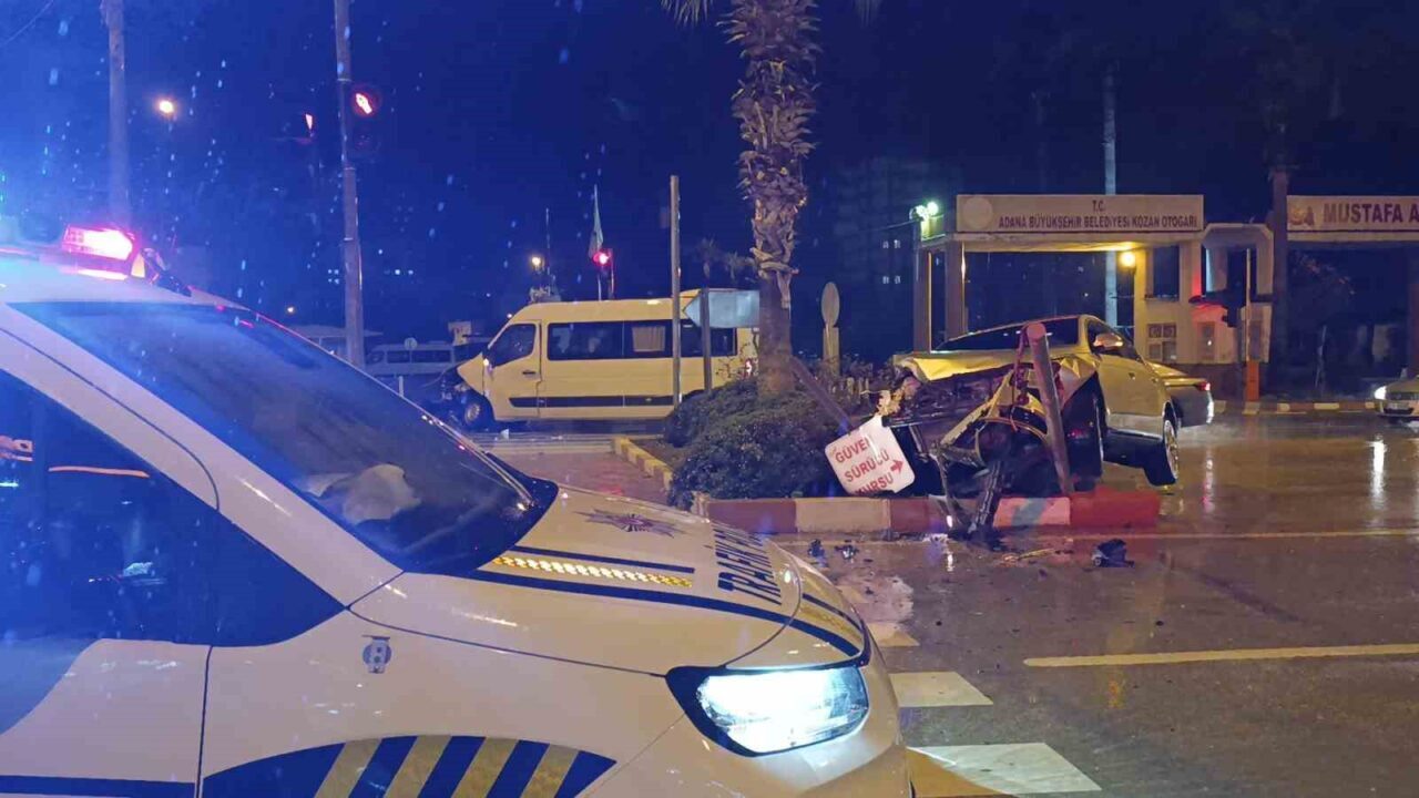 Adana’nın Kozan ilçesinde minibüs ile otomobilin çarpışması sonucu meydana gelen