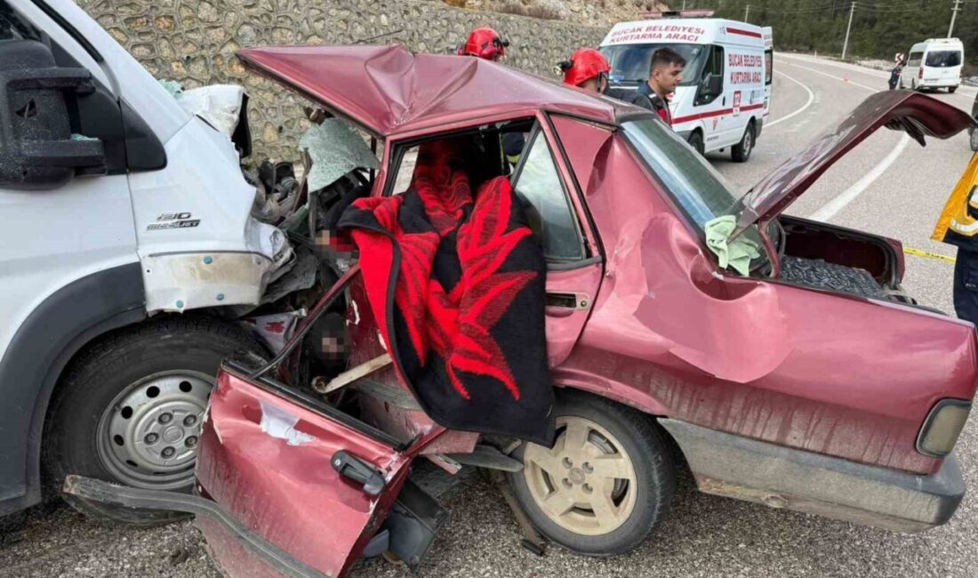 Burdur’un Bucak ilçesinde Tofaş otomobil ile minibüsün kafa kafaya çarpışması