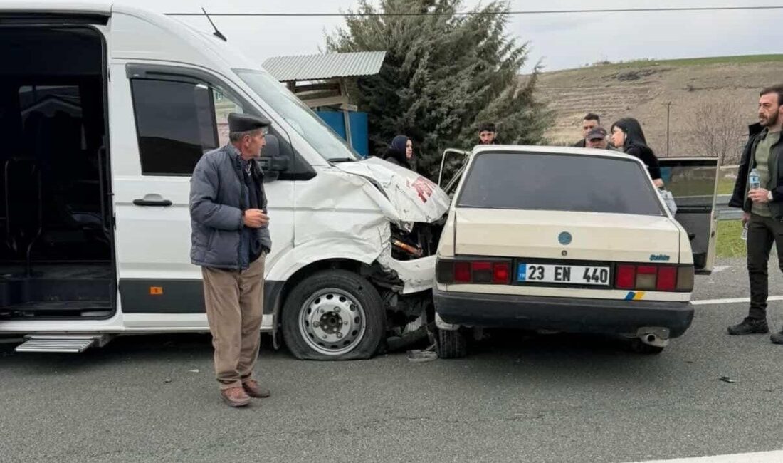 Elazığ’da minibüs ile Tofaş marka otomobilin çarpışması sonucu meydana gelen