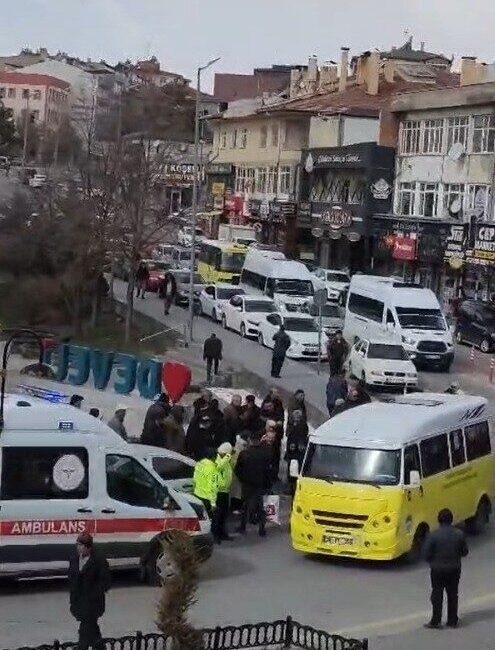 Kayseri’nin Develi ilçesinde yolcu minibüsünden düşen yaşlı adam hayatını kaybetti.