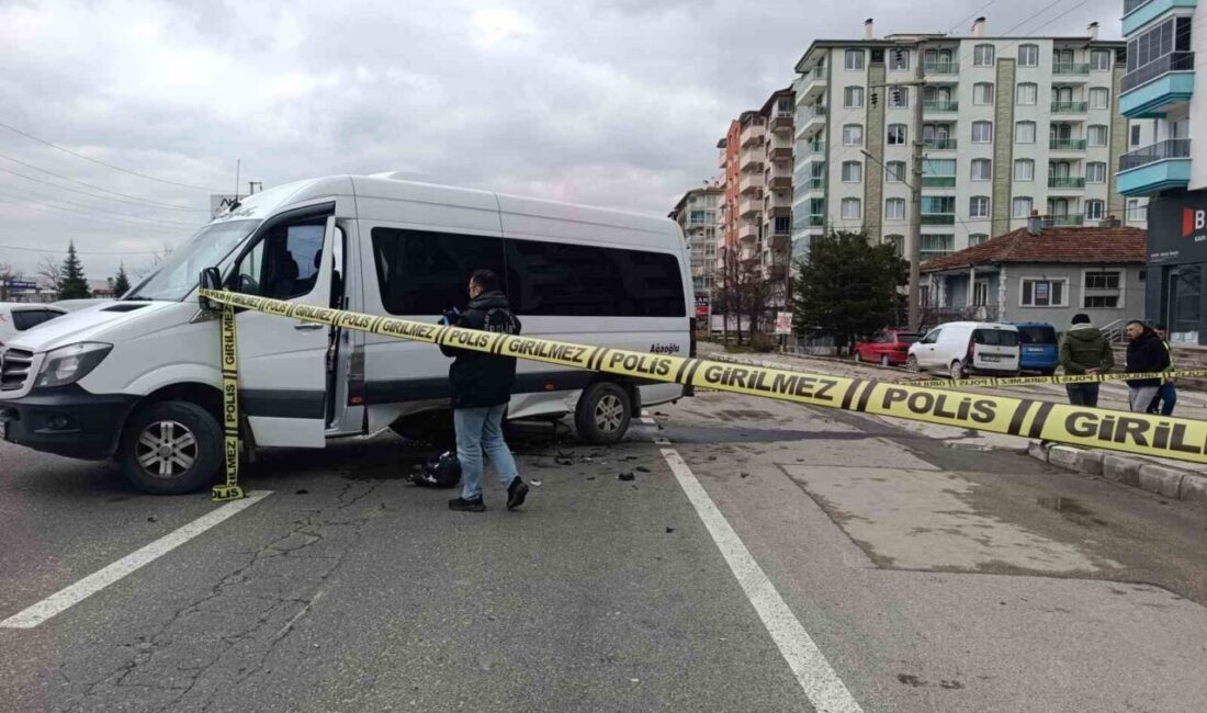 Afyonkarahisar’da okul servis aracının altına giren motosiklet parçalanırken, sürücü ağır