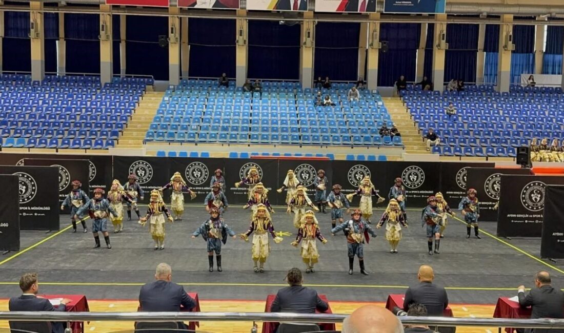 Aydın’da düzenlenen halk oyunları yarışmasında sahneye çıkan minik efeler, birincilik