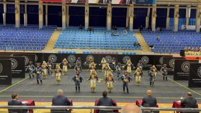 Aydın’da düzenlenen halk oyunları yarışmasında sahneye çıkan minik efeler, birincilik