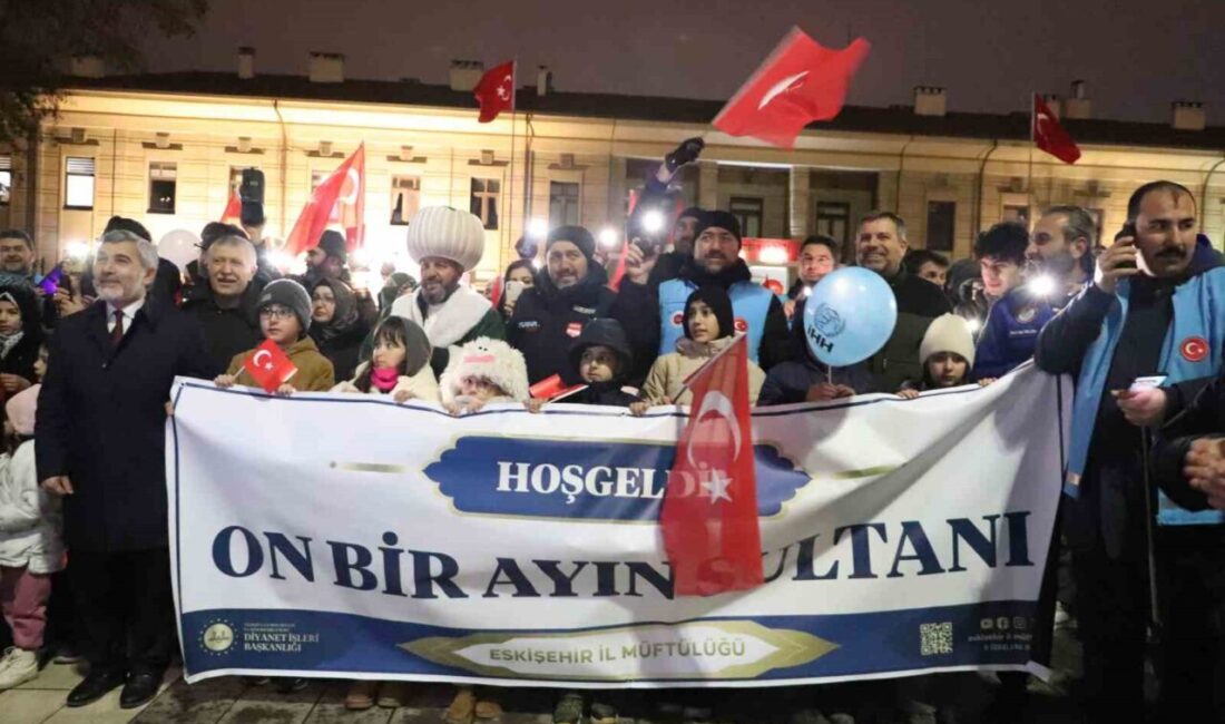 Eskişehir’de yüzlerce çocuk ve vatandaşın katılımıyla düzenlenen ’Fener Alayı’ etkinliğinde