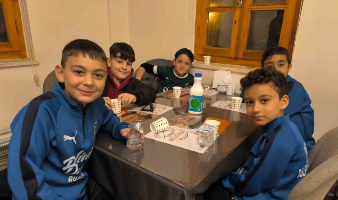 Afyonkarahisar Şuhut Hisarspor’un altyapı takımları, düzenlenen sosyal etkinlikte bir araya