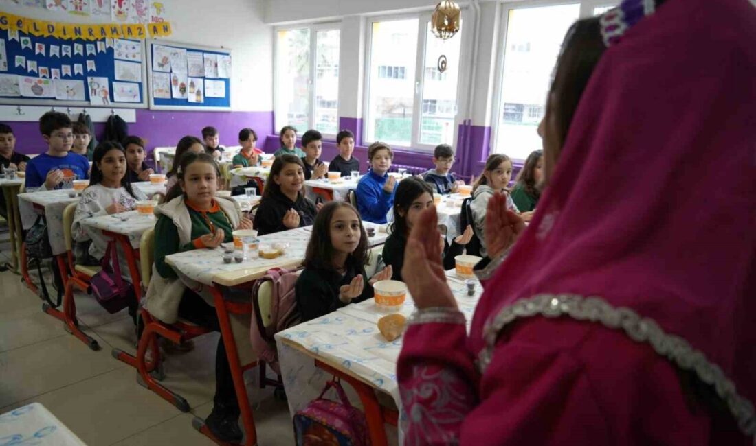 Samsun’da İlkadım İlkokulu öğrencileri, “Maarifin Kalbinde Ramazan” etkinliği kapsamında “tekne