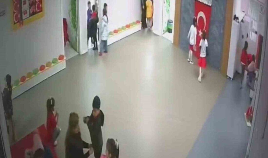 Kayseri’de bir anaokulunda minik öğrencilere yapılan sosyal deneyde, öğrencilerin bayrak