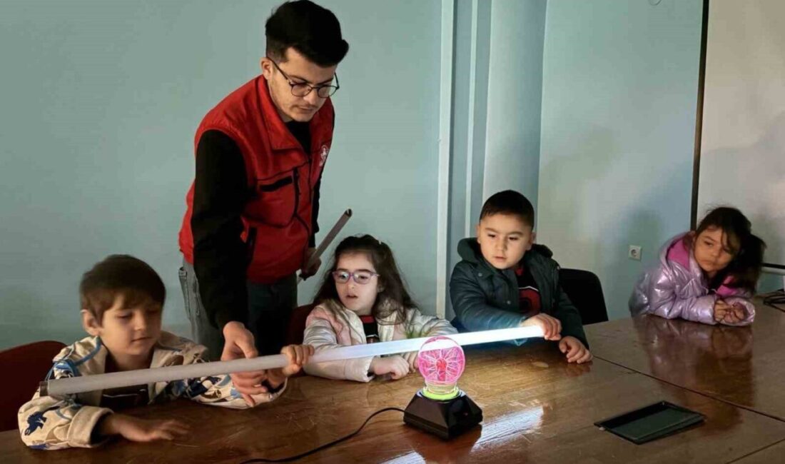 Aydın’da Deneyap Teknoloji Atölyesi’nde öğrenciler, Tesla bobini deneyiyle elektriğin aktarımını