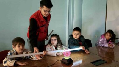 Aydın’da Deneyap Teknoloji Atölyesi’nde öğrenciler, Tesla bobini deneyiyle elektriğin aktarımını