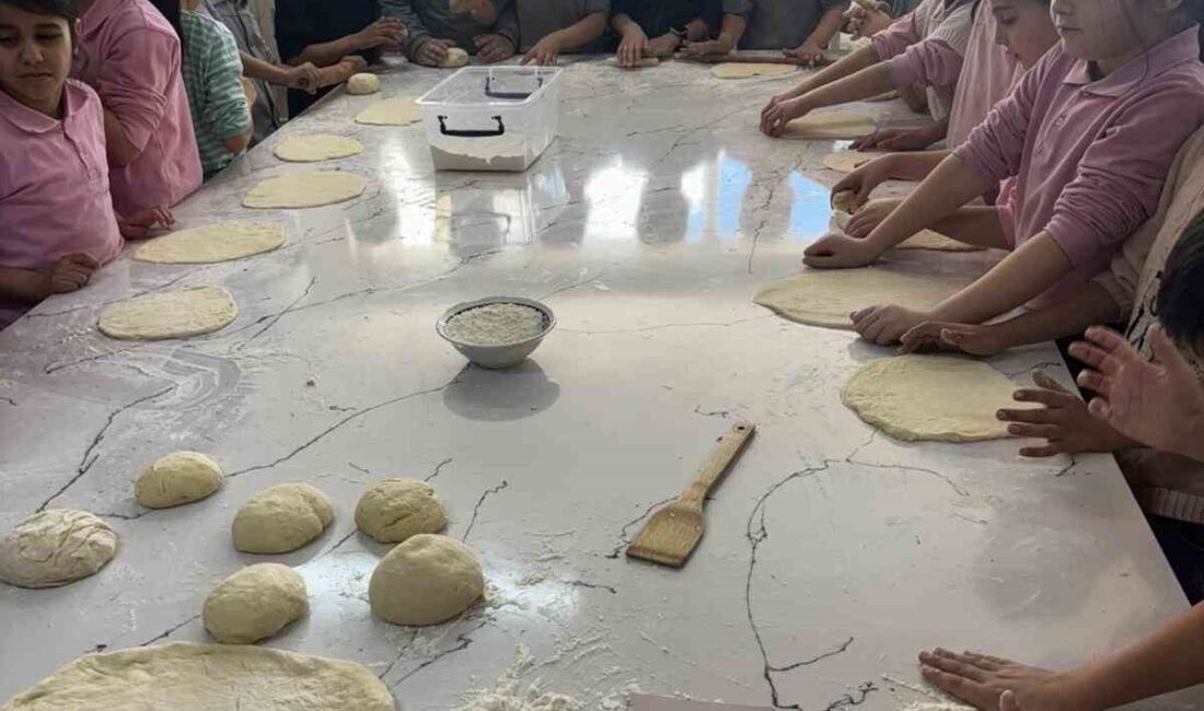 Afyonkarahisar’ın Çobanlar ilçesinde minikler ablalarının gözetiminde pişirdikleri pideleri yaşlı ve