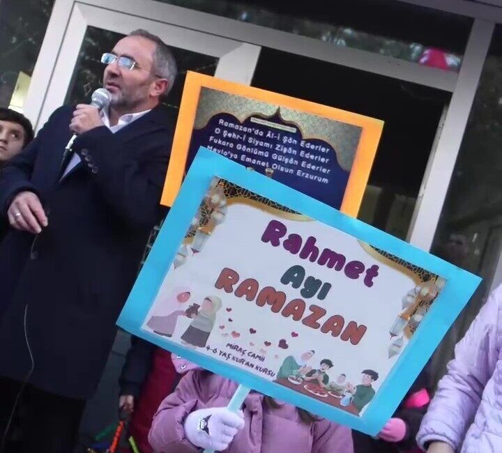 Miraç Kur’an Kursu tarafından düzenlenen fener alayı programı, yoğun katılım