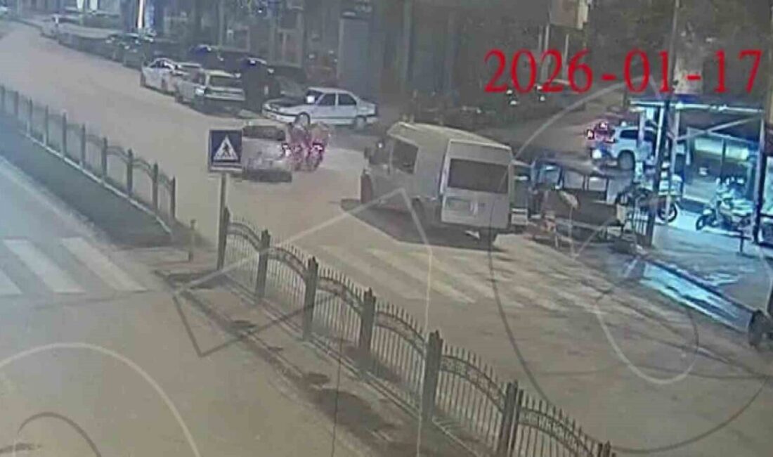 Amasya’da yolun sağına doğru manevra yapan otomobile peşinden gelen motokurye