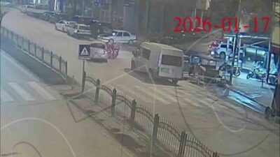 Amasya’da yolun sağına doğru manevra yapan otomobile peşinden gelen motokurye