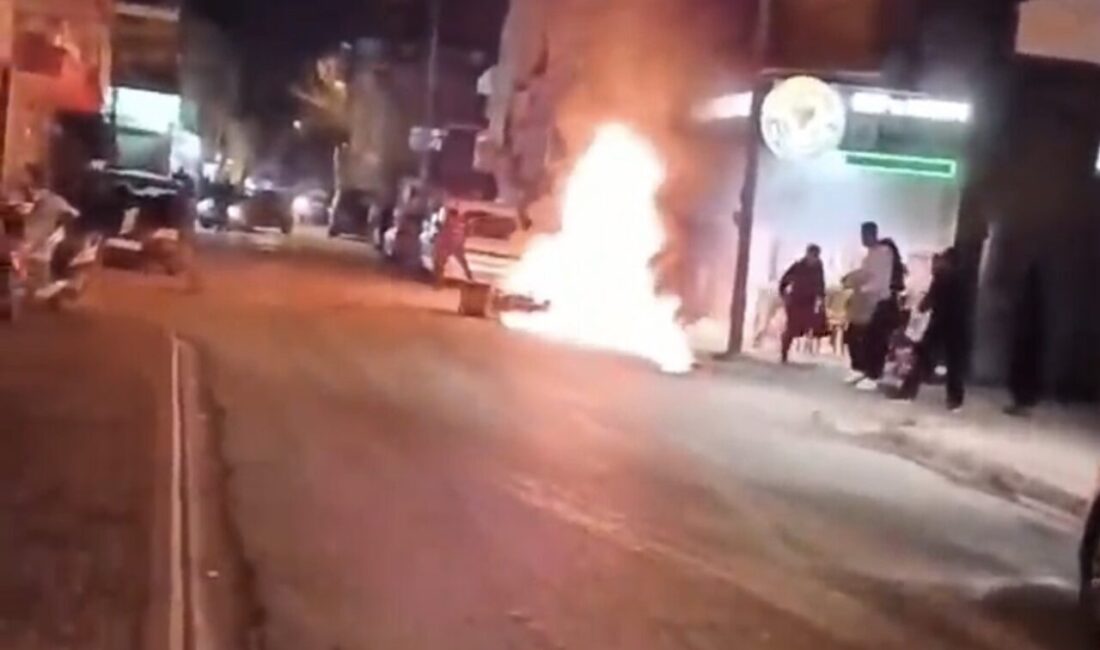 Adana’da park halindeki motosiklet alev alev yandı. Panik anları cep