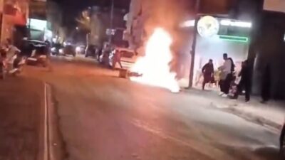 Adana’da park halindeki motosiklet alev alev yandı. Panik anları cep