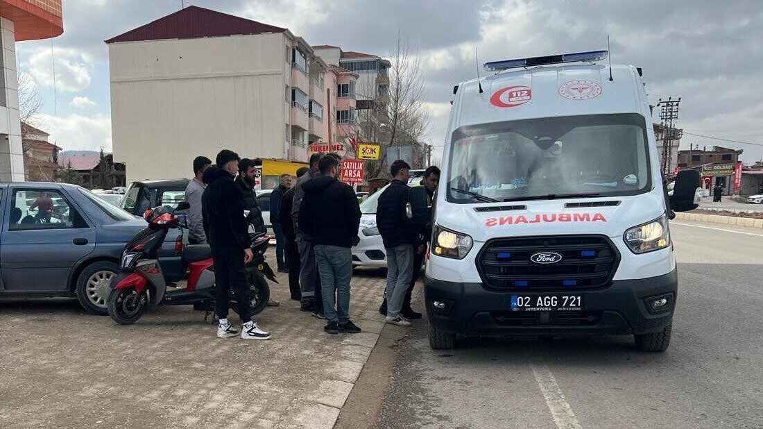 Adıyaman’ın Gölbaşı ilçesinde otomobil ile motosikletin çarpışması sonucu meydana gelen