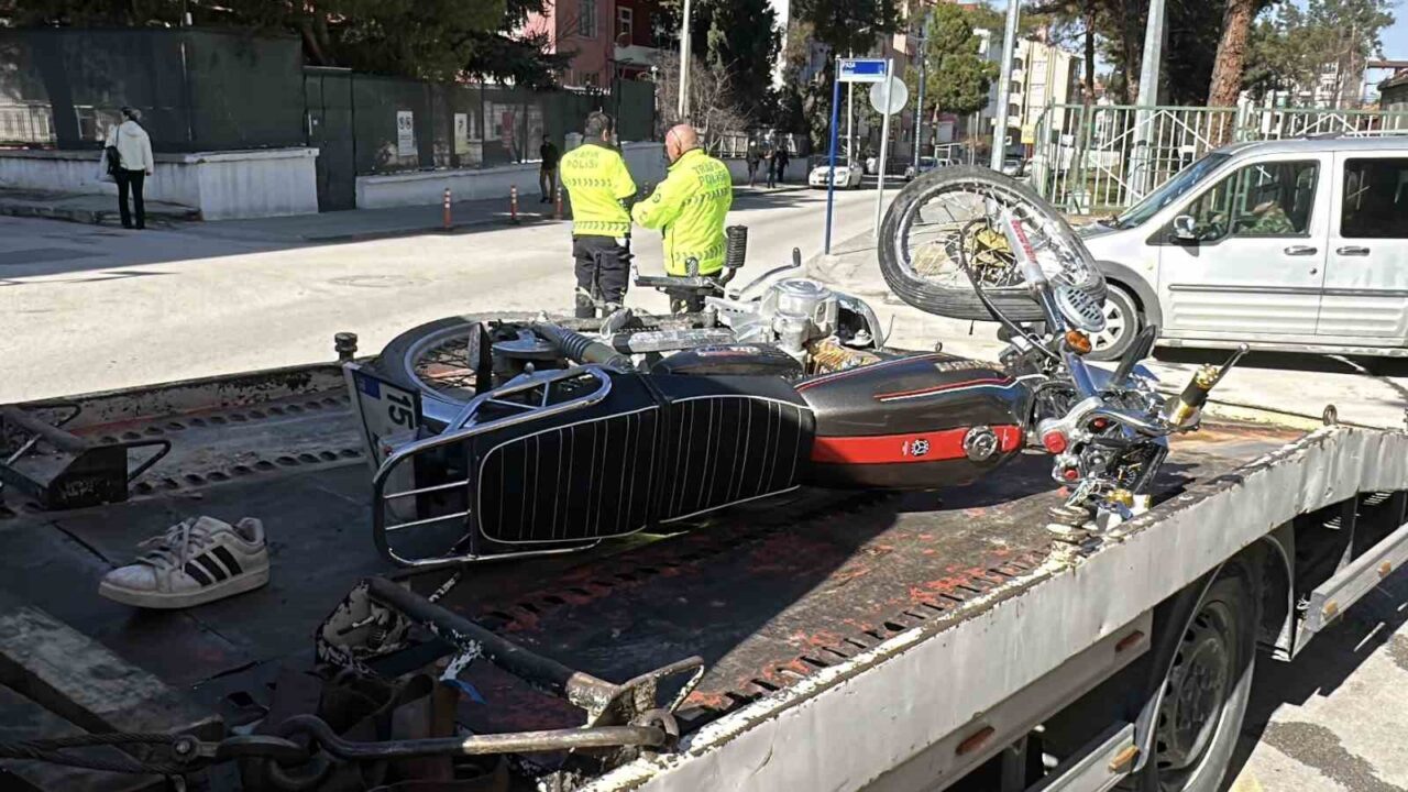 Burdur’da motosiklet kavşağa kontrolsüz bir şekilde girerek otomobile çarptığı kazada