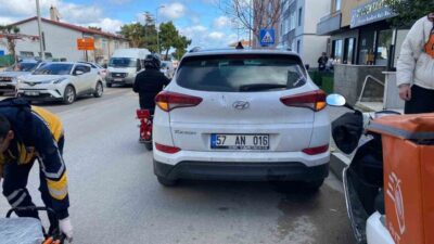 Sinop’ta yaya geçidinde yayaya yol vermek için duran otomobile arkadan