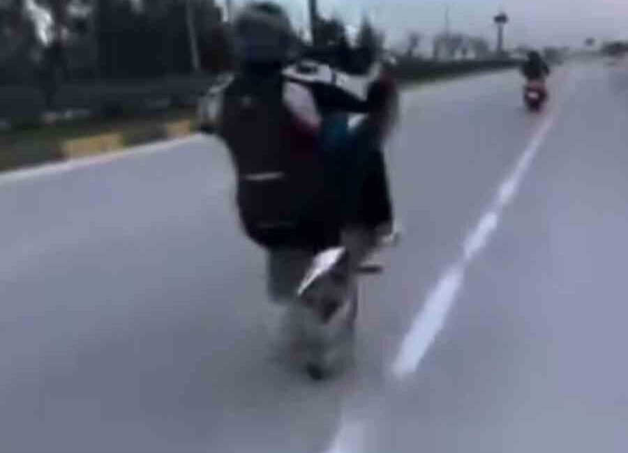 Hatay’da motosikletle akrobatik şovlar yaparak sosyal medyada paylaşan kadın sürücüye