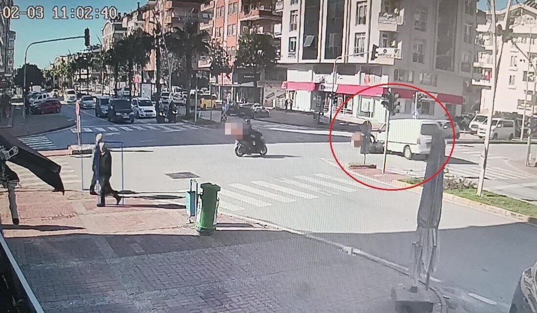 Antalya’da kapalı kasa kamyonet ile çarpışan motosikletli yaralandı. Kaza anı