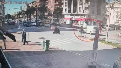 Antalya’da kapalı kasa kamyonet ile çarpışan motosikletli yaralandı. Kaza anı