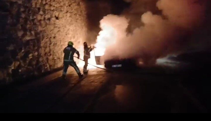 Bursa’nın Mudanya ilçesinde seyir halindeki bir otomobil, motor kısmından çıkan