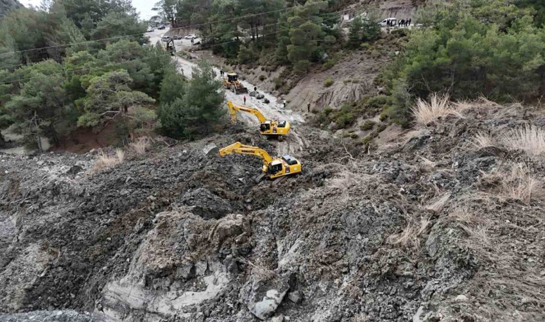 Muğla Büyükşehir Belediyesi ekipleri, yoğun yağışlar nedeniyle Seydikemer ilçesi Bağlıağaç