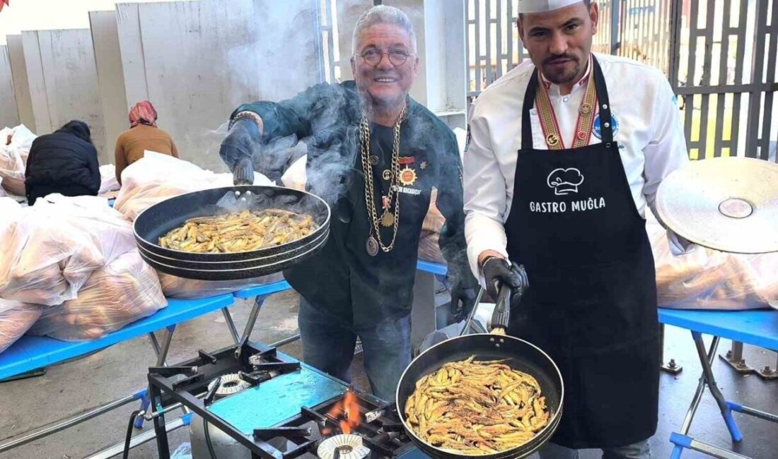 Muğla’da düzenlenen 2. Geleneksel Hamsi Şöleni’nde vatandaşlara 5 ton hamsi