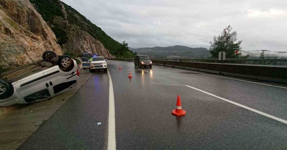 Muğla’nın Menteşe ilçesinde sürücüsünün direksiyon hakimiyetini kaybettiği kamyonetin devrilmesi sonucu