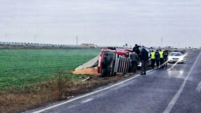 Tekirdağ’ın Muratlı ilçesinde kamyon, kontrolden çıkarak yol kenarına devrildi. Edinilen