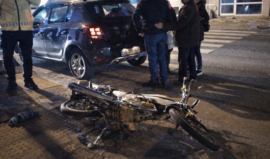 Tekirdağ’ın Muratlı ilçesinde otomobile çarpan motosikletin sürücüsü yaralandı. Edinilen bilgilere