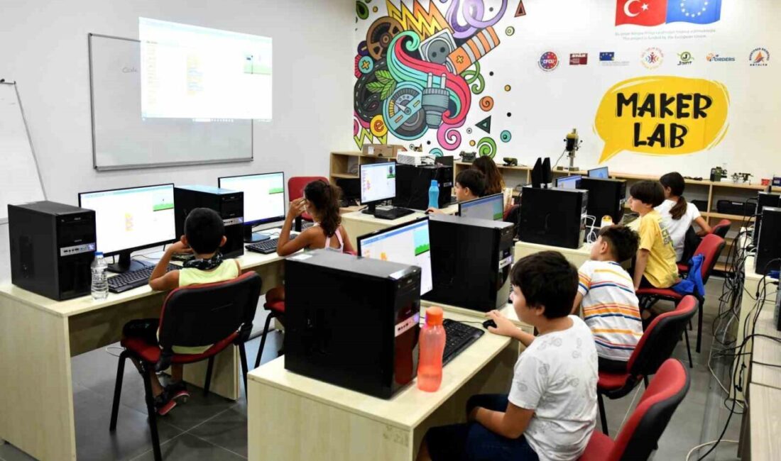 Antalya’da Muratpaşa Belediyesi, teknolojiye ilgi duyan çocuklara yönelik robotik kodlama