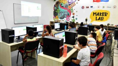 Antalya’da Muratpaşa Belediyesi, teknolojiye ilgi duyan çocuklara yönelik robotik kodlama