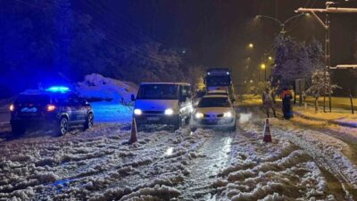 Muş-Bingöl kara yolunda yoğun kar ve tipi nedeniyle mahsur kalan